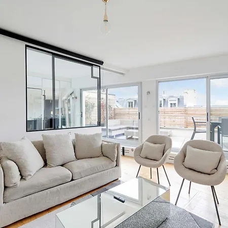 A C 2p With Terrace And View Of * פריז