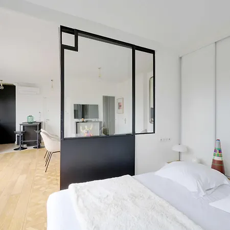 A C 2p With Terrace And View Of * פריז