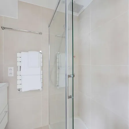 A C 2p With Terrace And View Of * פריז