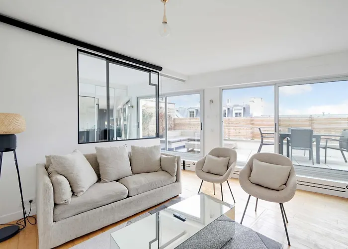 A C 2p With Terrace And View Of * פריז