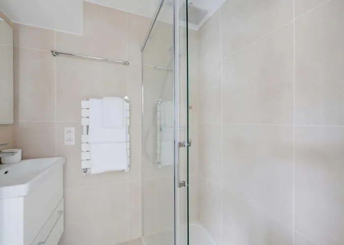 A C 2p With Terrace And View Of * פריז